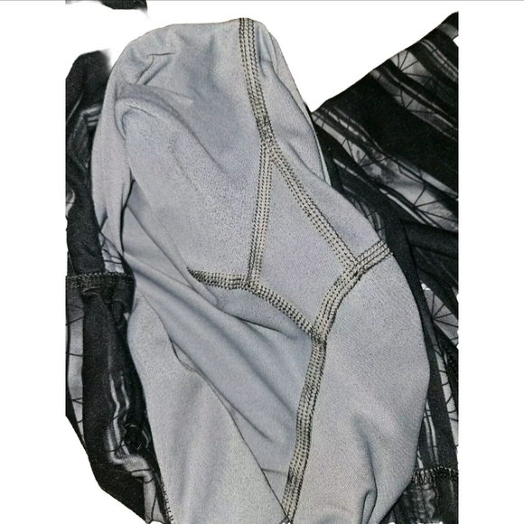 Elevate your activewear game with these Champion striped duadry XL leggings. - Picture 6 of 10